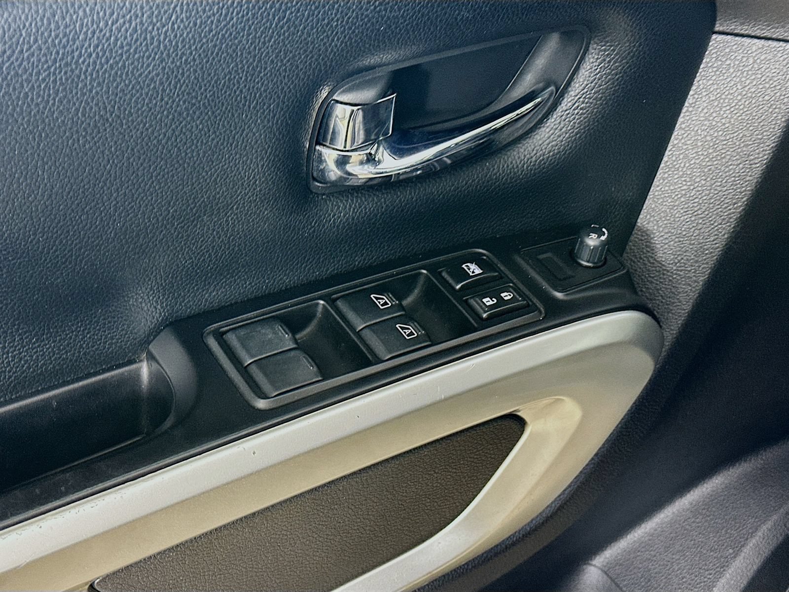Used 2019 Nissan Titan SV w/ SV Convenience Package AWD/4WD image 17