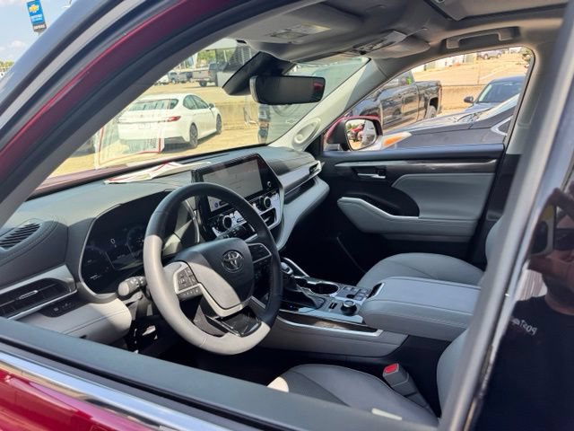 Used 2025 Toyota Highlander Limited AWD/4WD image 20