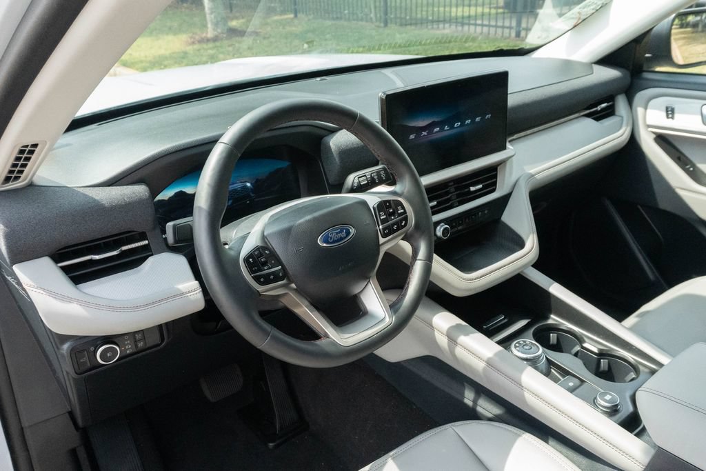 Used 2025 Ford Explorer Active w/ Active Comfort Package RWD image 18