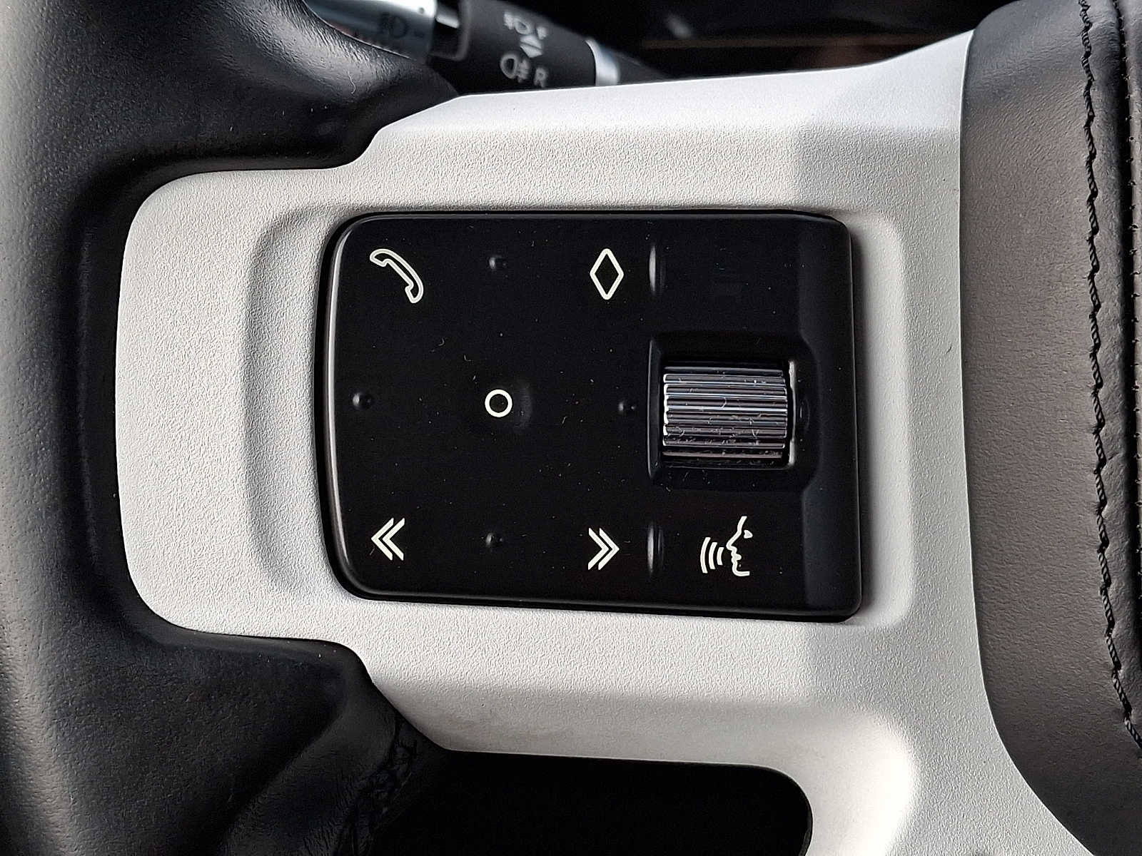 Used 2021 Land Rover Defender 110 X-Dynamic HSE image 17