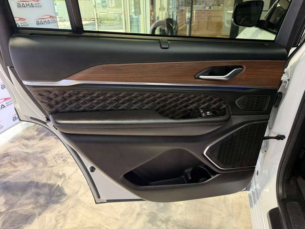 Used 2023 Jeep Grand Cherokee L Summit w/ Advanced Protech Group IV AWD/4WD image 43