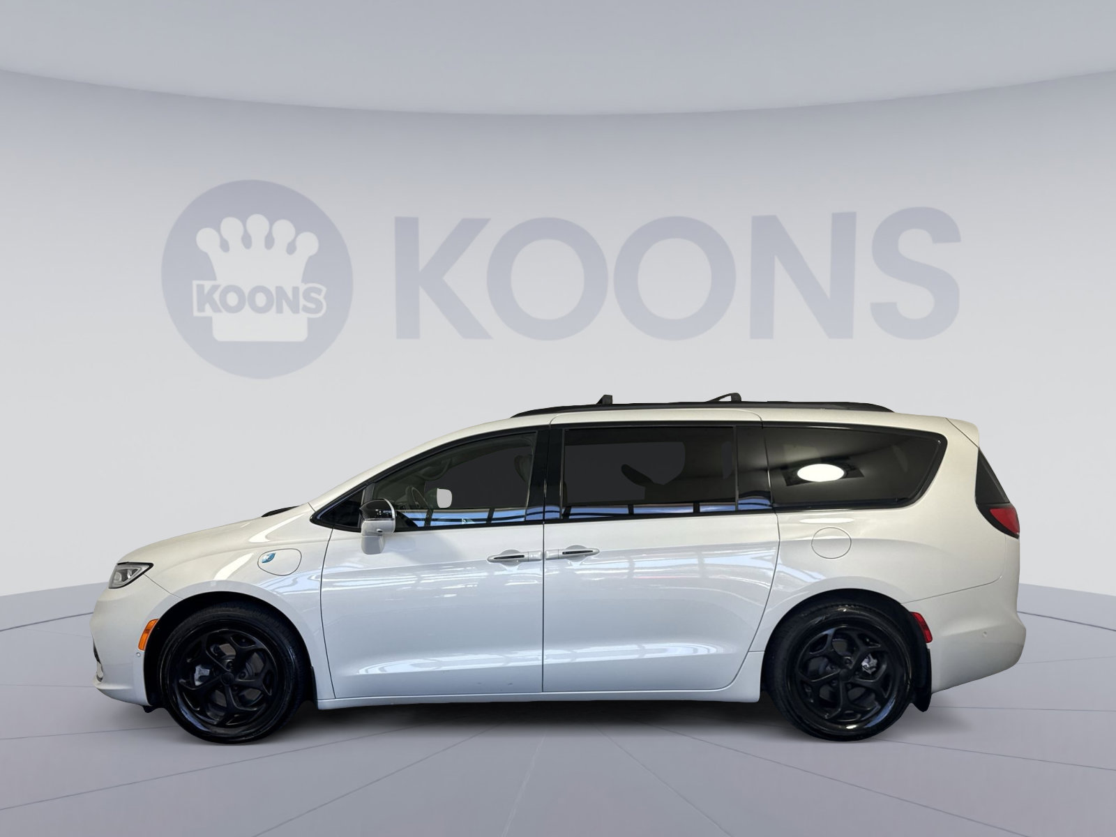 Used 2021 Chrysler Pacifica Limited w/ Uconnect Theater Family Group FWD image 2