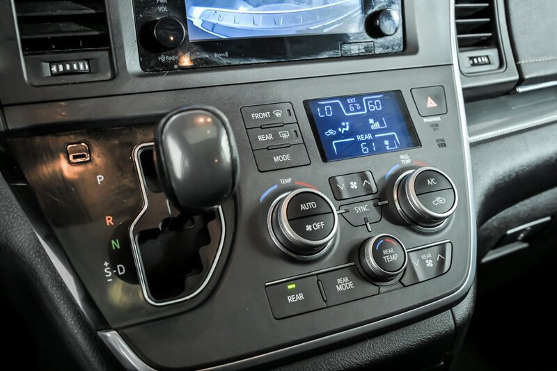 Used 2016 Toyota Sienna SE w/ SE Preferred Package FWD image 29