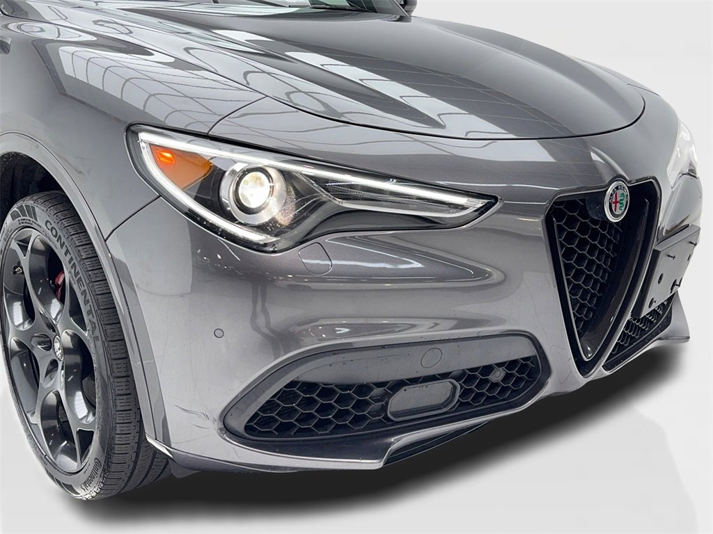 Used 2022 Alfa Romeo Stelvio Veloce image 3