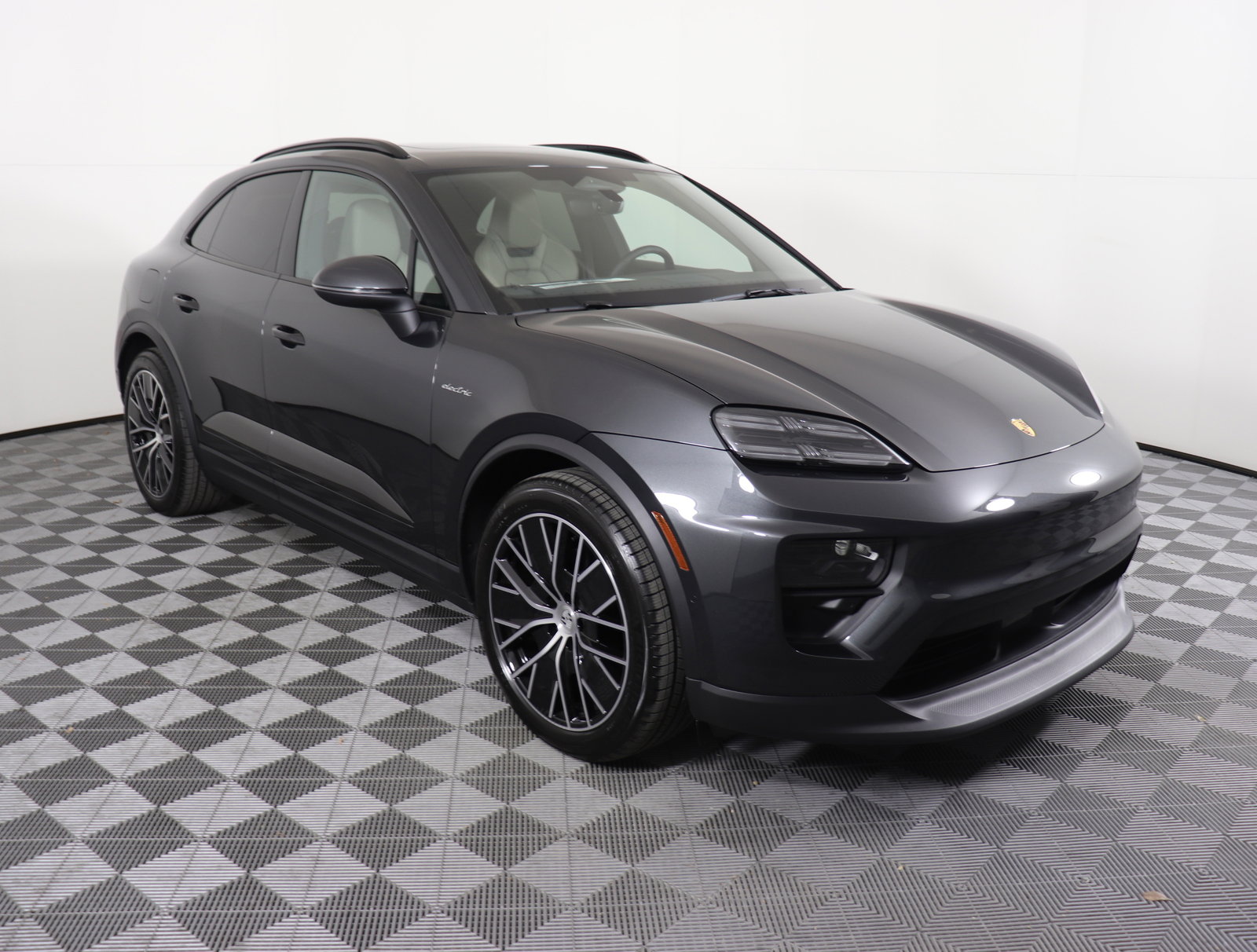 Used 2024 Porsche Macan 4 Electric image 7