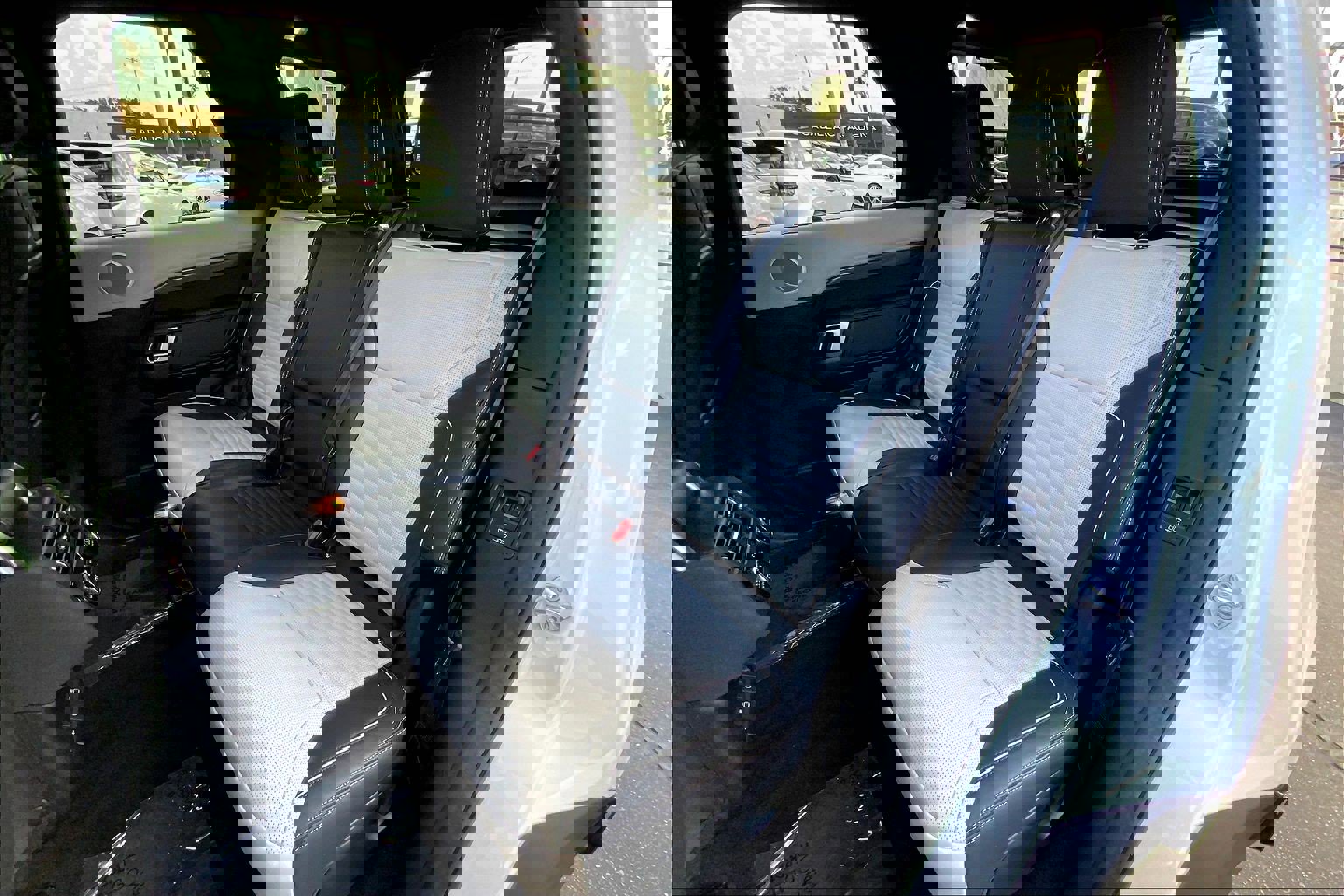 Used 2024 Land Rover Discovery Metropolitan Edition image 20