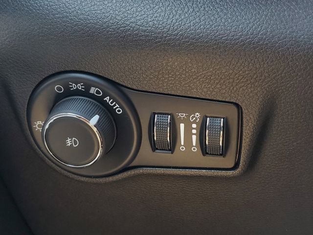 Certified 2025 Jeep Compass Latitude AWD/4WD image 35