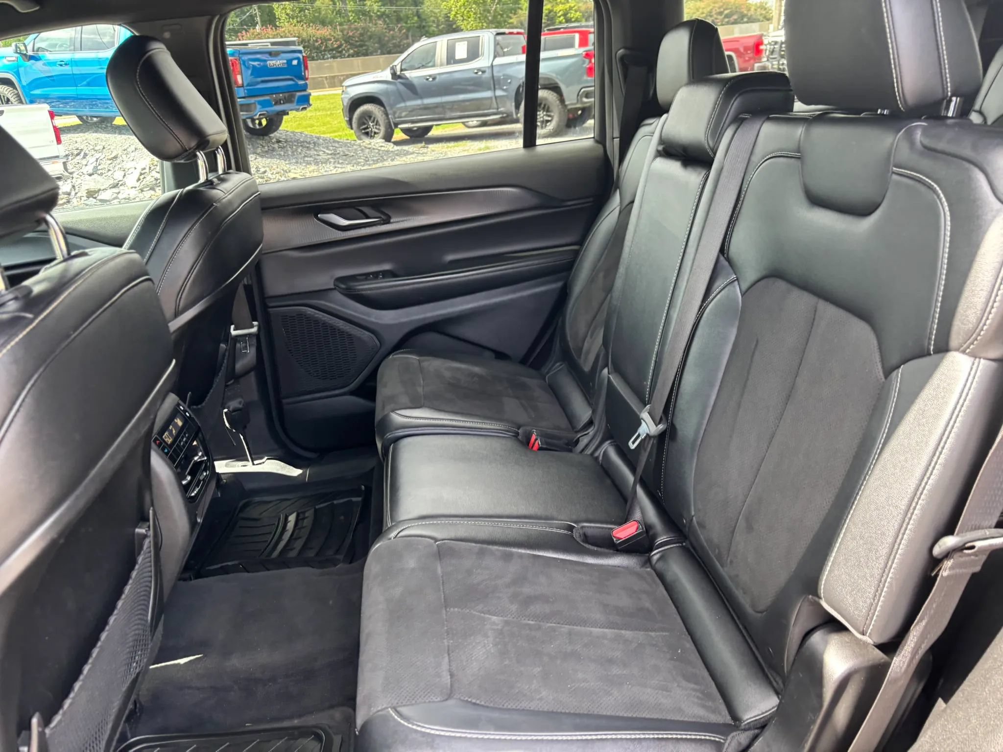 Used 2023 Jeep Grand Cherokee L Laredo AWD/4WD image 15