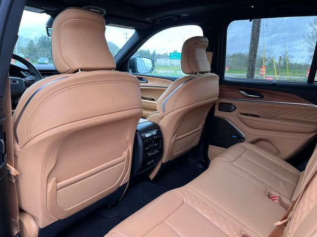 Used 2025 Jeep Grand Cherokee Summit AWD/4WD image 38