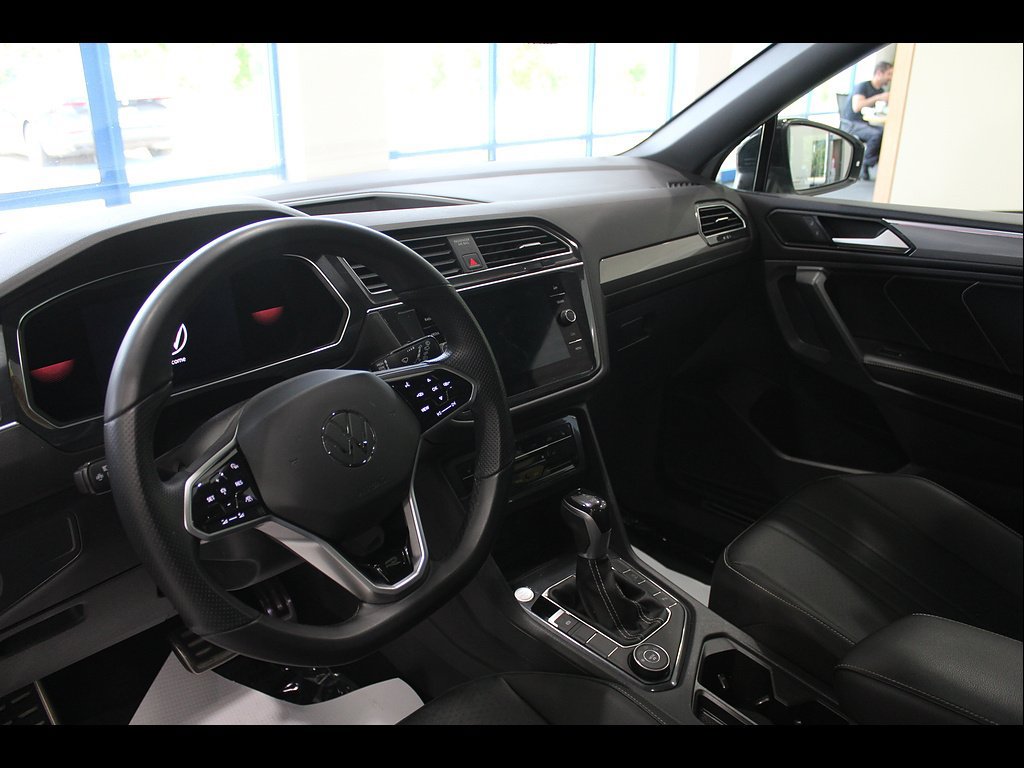 Used 2022 Volkswagen Tiguan SE R-Line AWD/4WD image 12