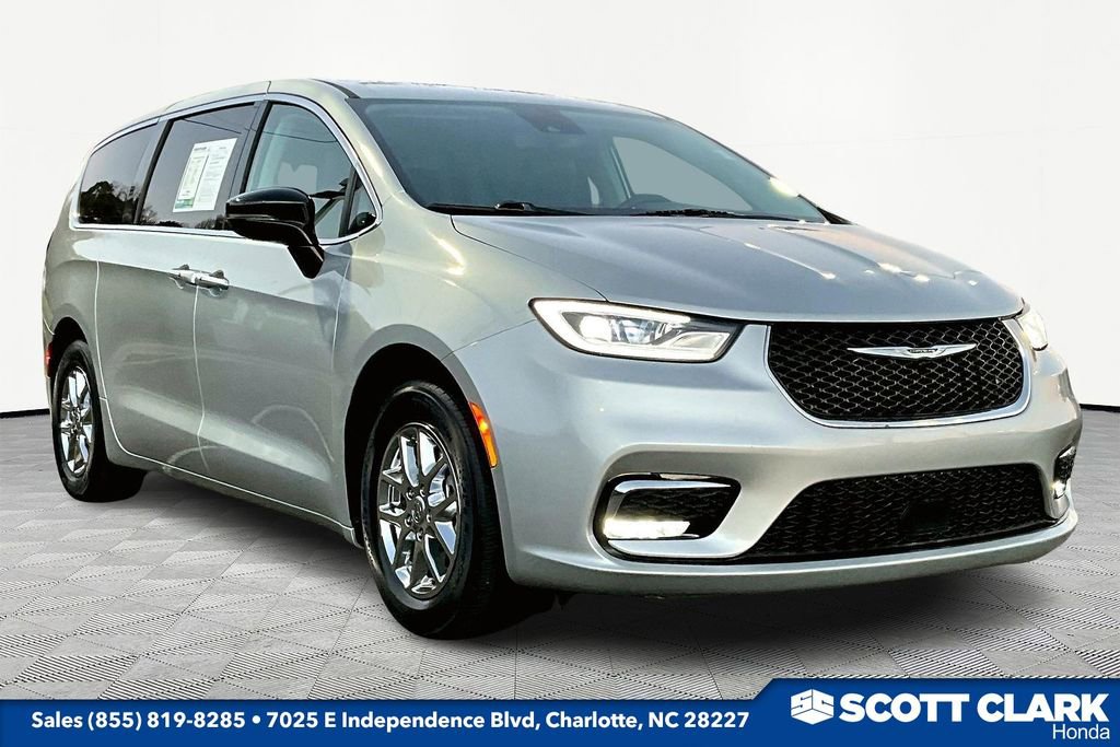 Used 2024 Chrysler Pacifica Touring-L image 1