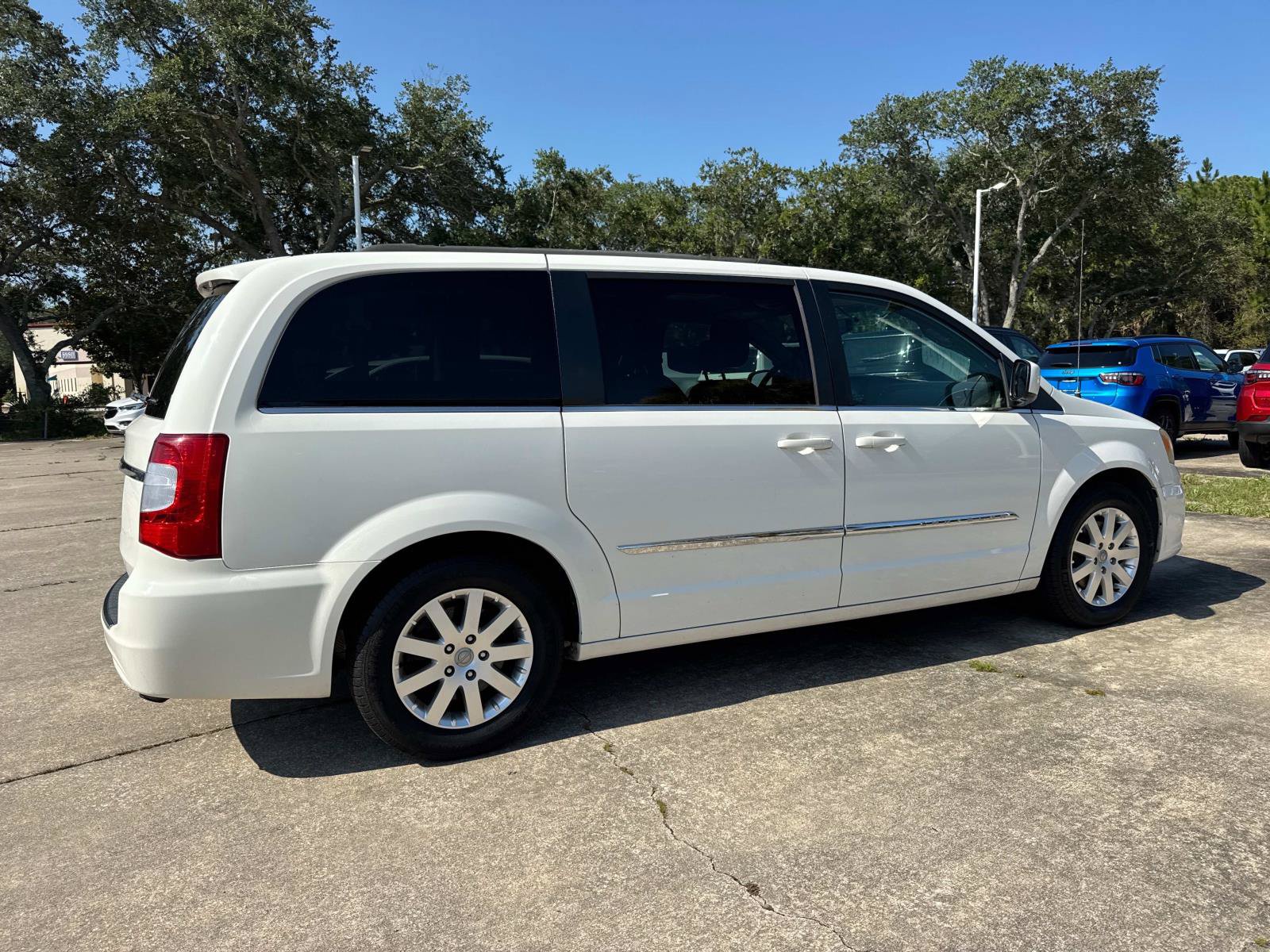 Used 2013 Chrysler Town & Country Touring FWD image 3