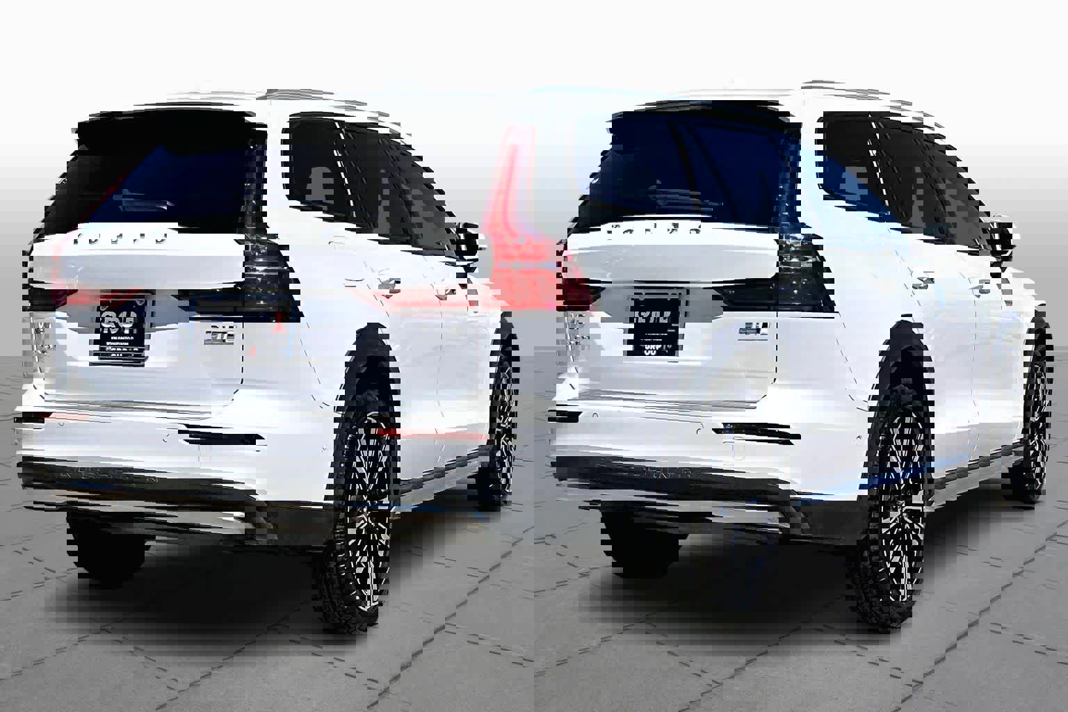 Used 2023 Volvo V60 B5 Cross Country Ultimate w/ Climate Package image 13