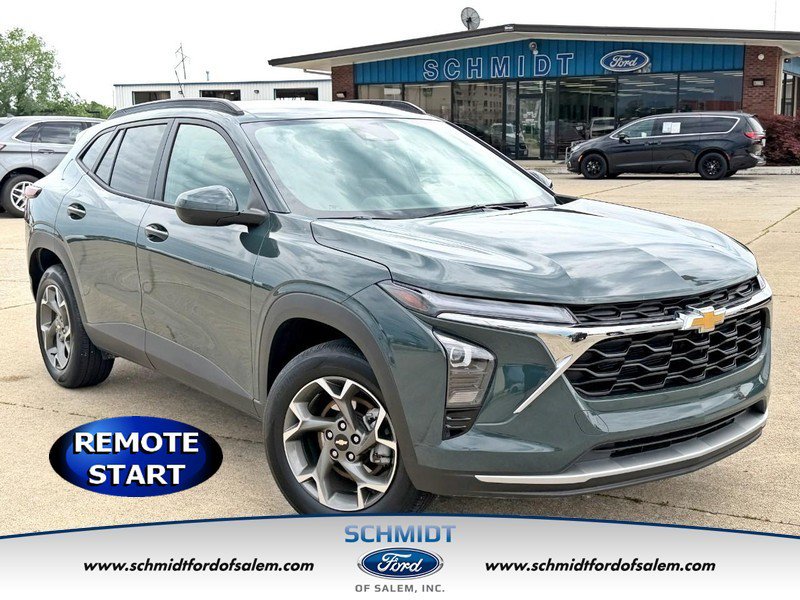 Used 2025 Chevrolet Trax LT FWD image 1