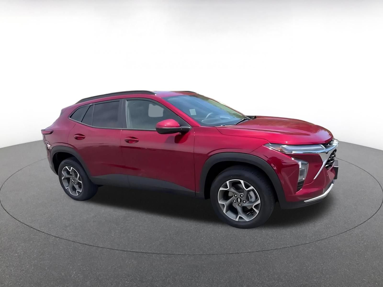 Used 2025 Chevrolet Trax LT FWD image 2