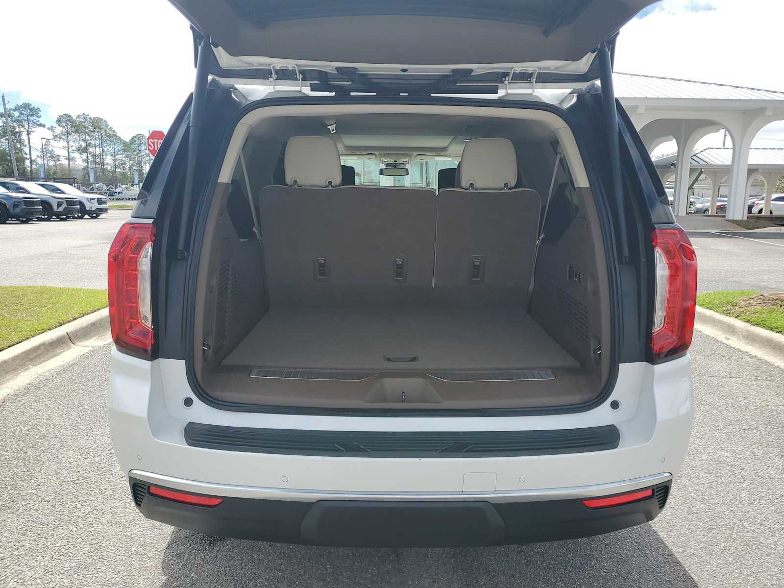 Certified 2023 GMC Yukon XL Denali image 5