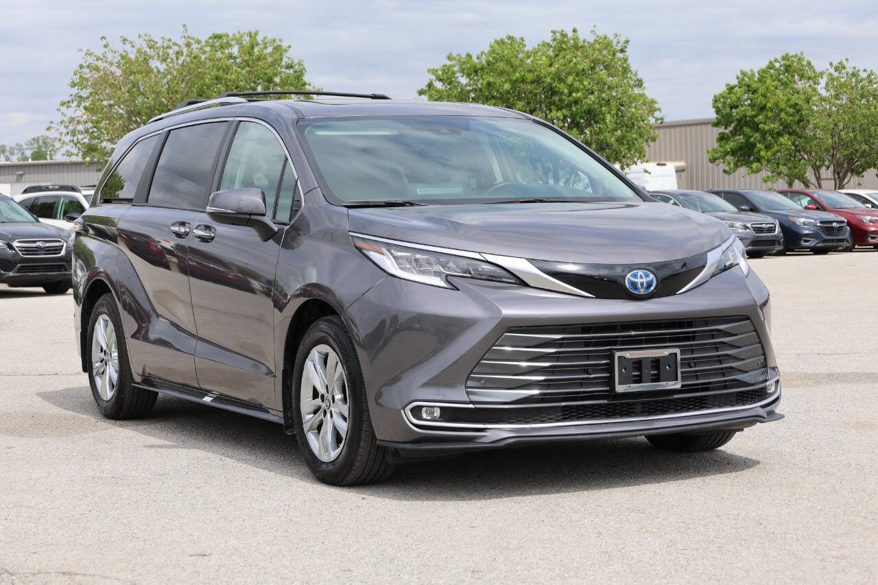 Used 2024 Toyota Sienna Limited AWD/4WD image 4
