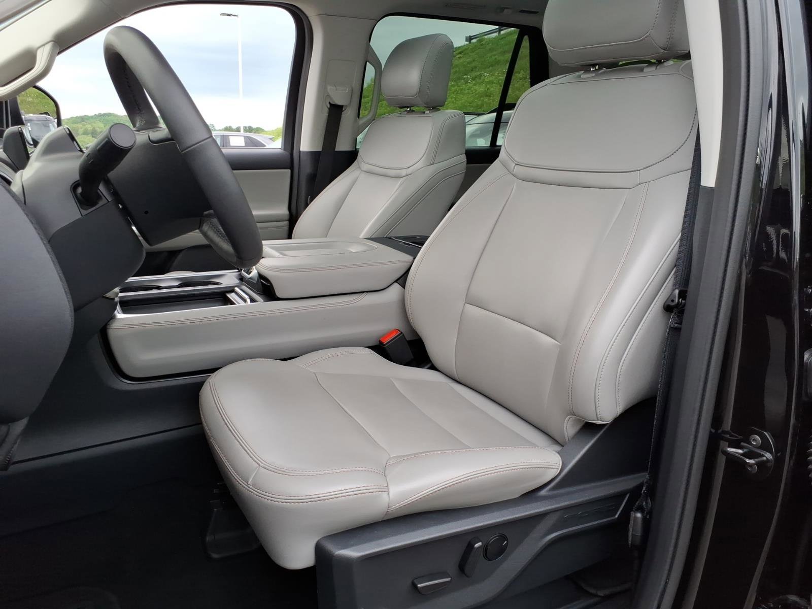 Used 2025 Ford Expedition Active AWD/4WD image 8