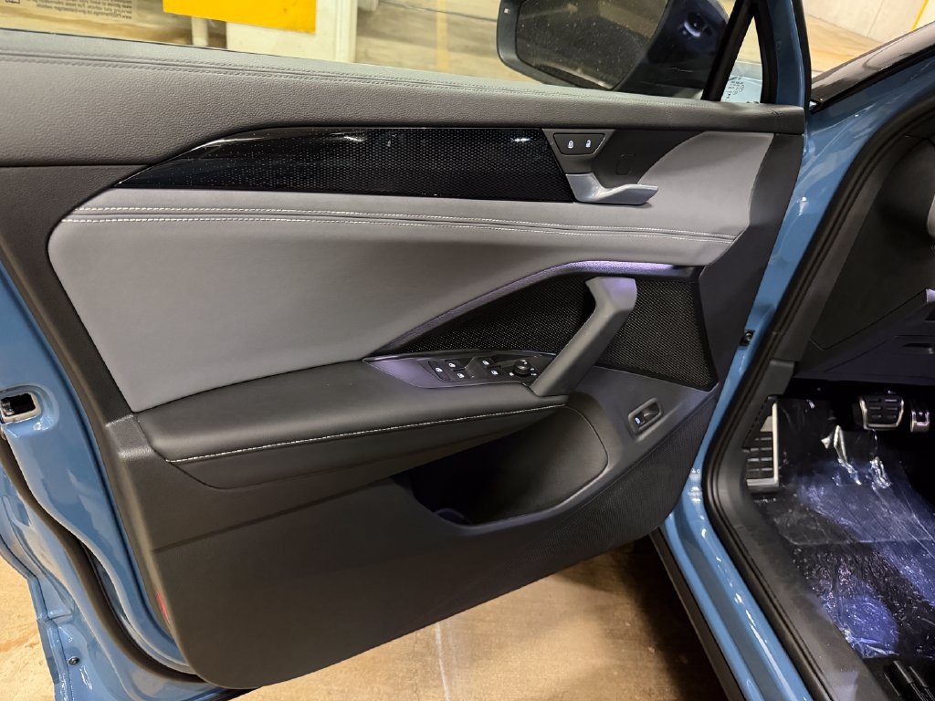New 2026 Volkswagen Tiguan SE R-Line AWD/4WD image 9
