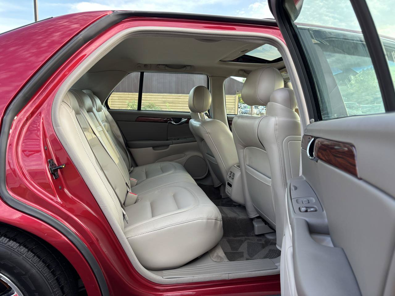 Used 2003 Cadillac De Ville w/ Comfort & Convenience Package FWD image 33