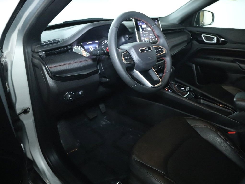 Used 2025 Jeep Compass Trailhawk image 17