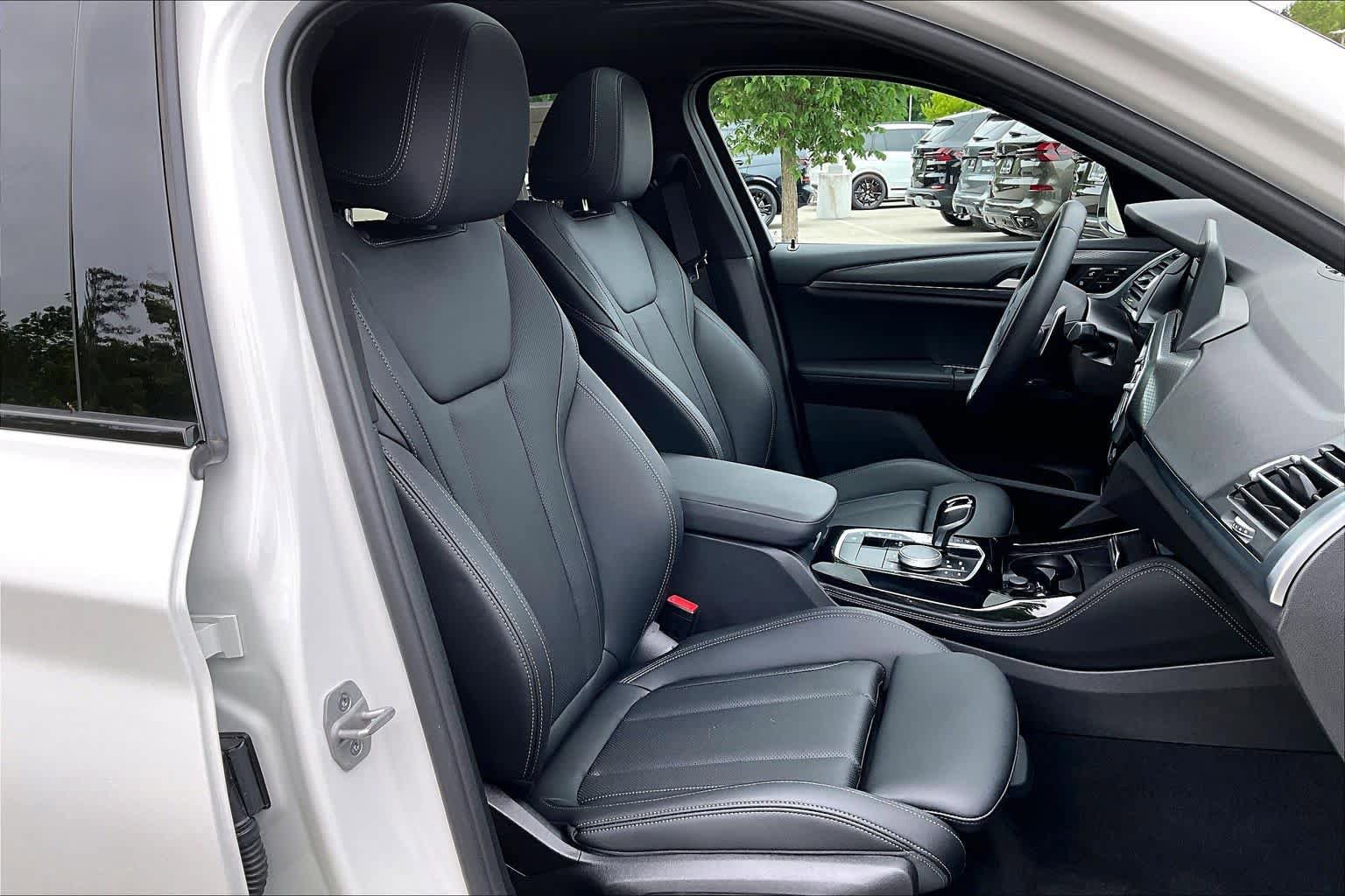 Certified 2025 BMW X4 xDrive30i AWD/4WD image 8