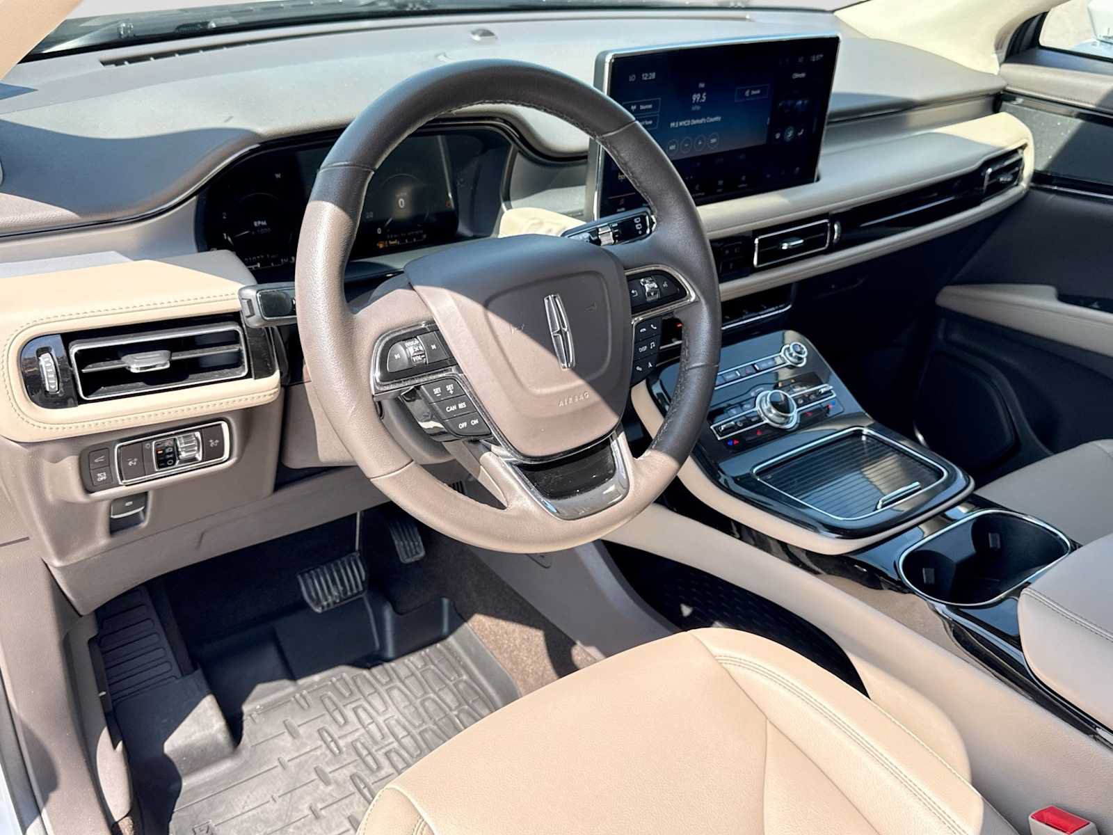 Used 2023 Lincoln Nautilus AWD w/ Premium Package image 2