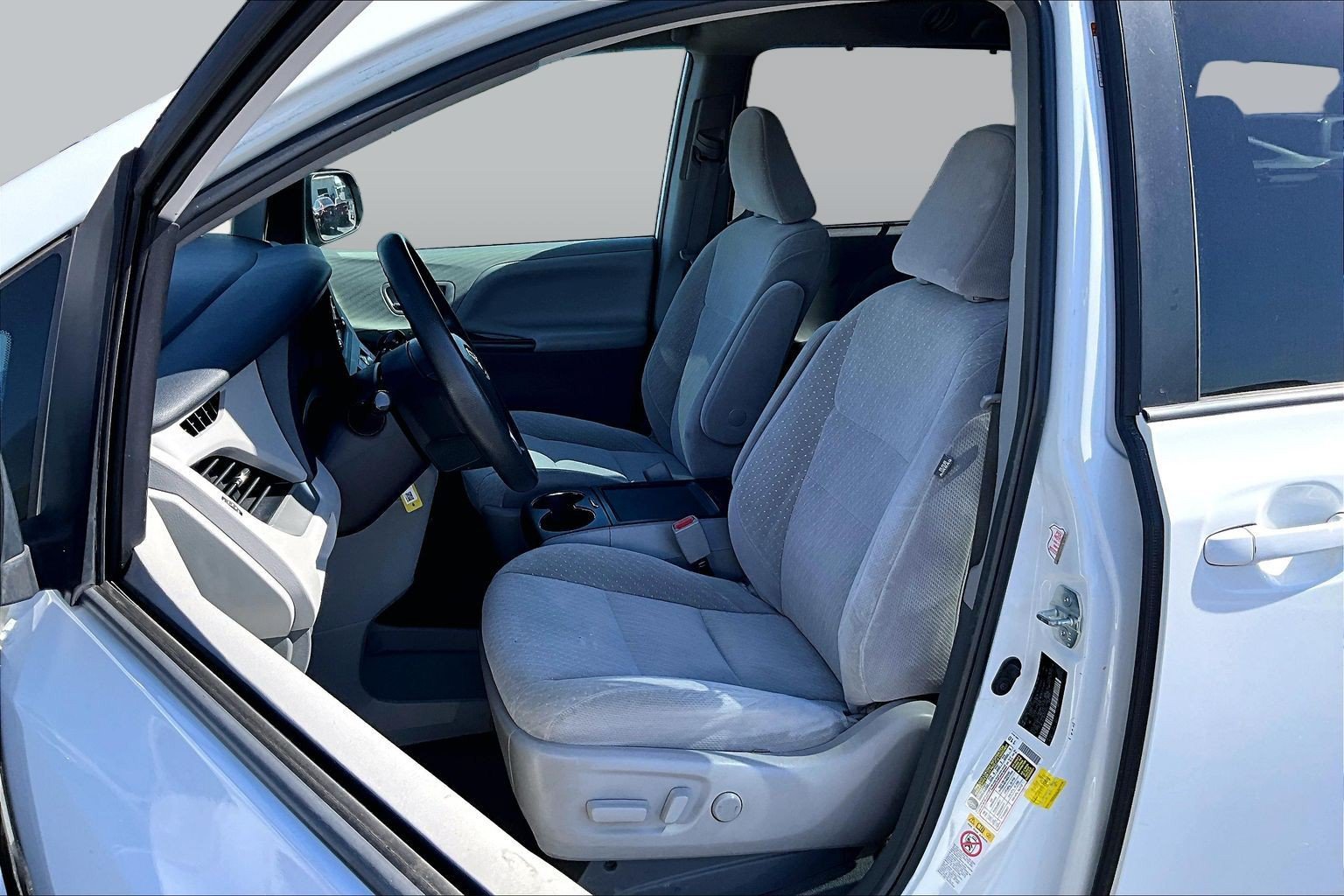 Used 2019 Toyota Sienna LE FWD image 21
