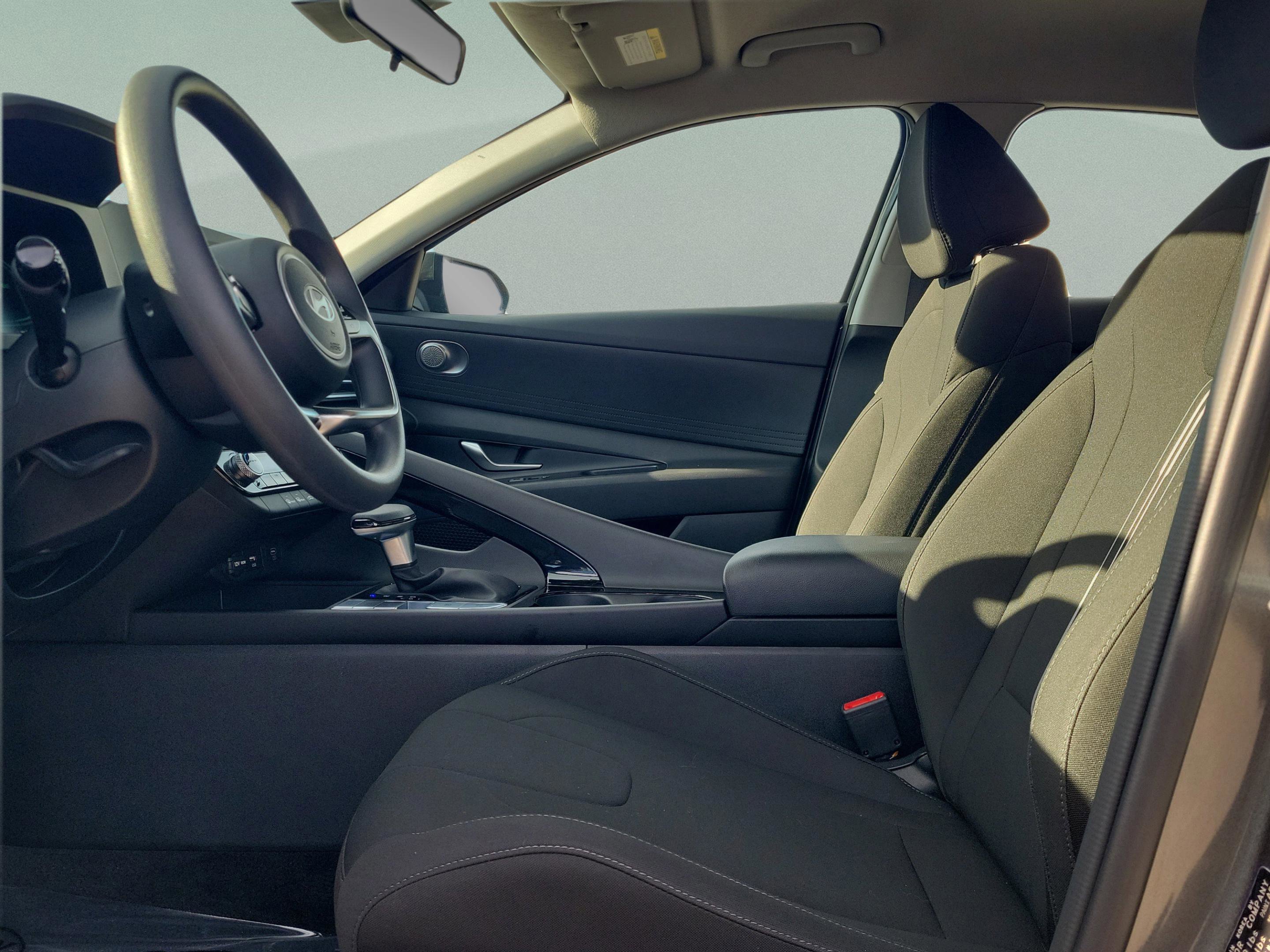 Used 2025 Hyundai Elantra Blue image 13