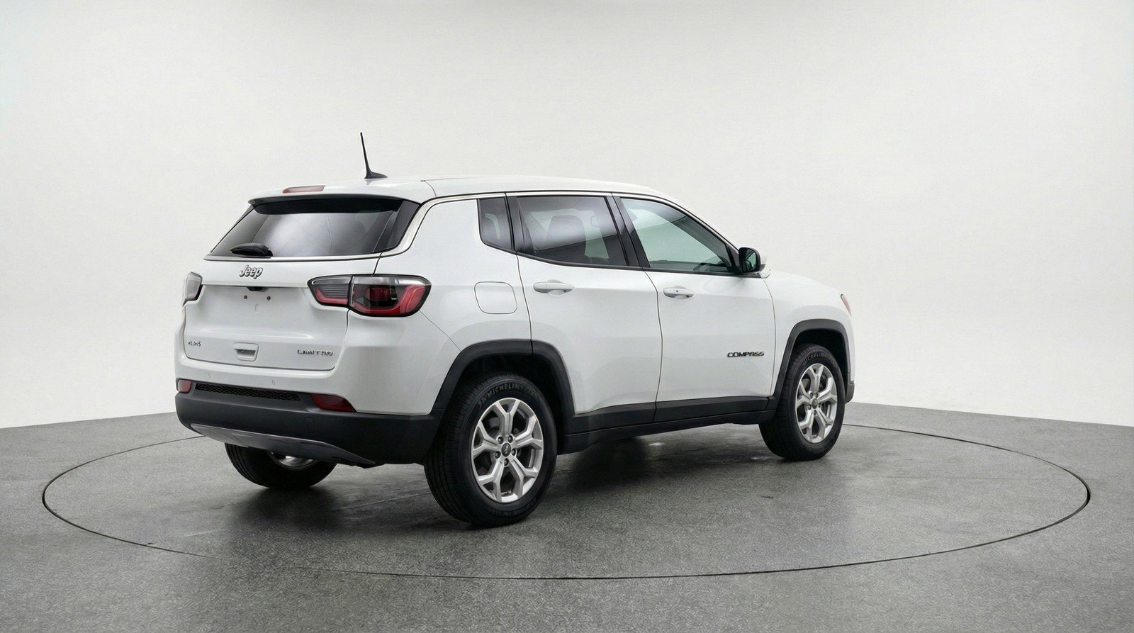 Used 2025 Jeep Compass Latitude AWD/4WD image 9