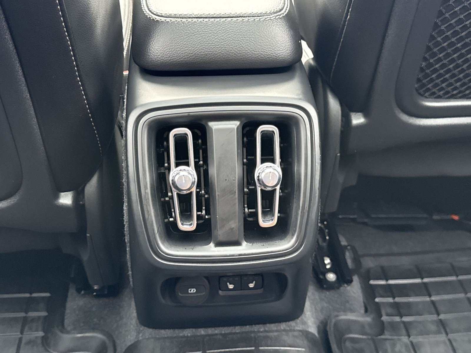 Certified 2024 Volvo XC40 B5 Plus w/ Climate Package AWD/4WD image 23