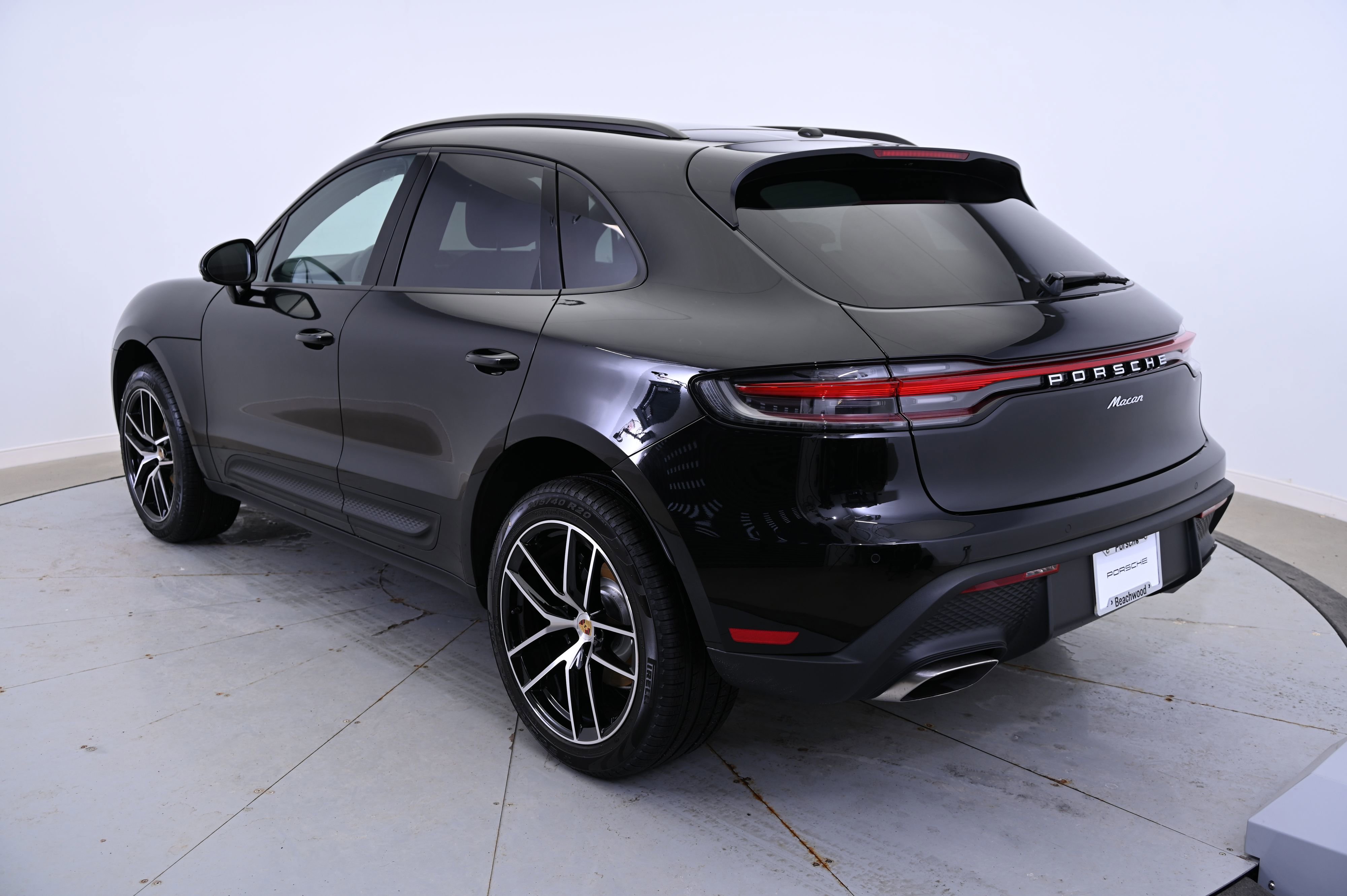 Certified 2025 Porsche Macan image 3