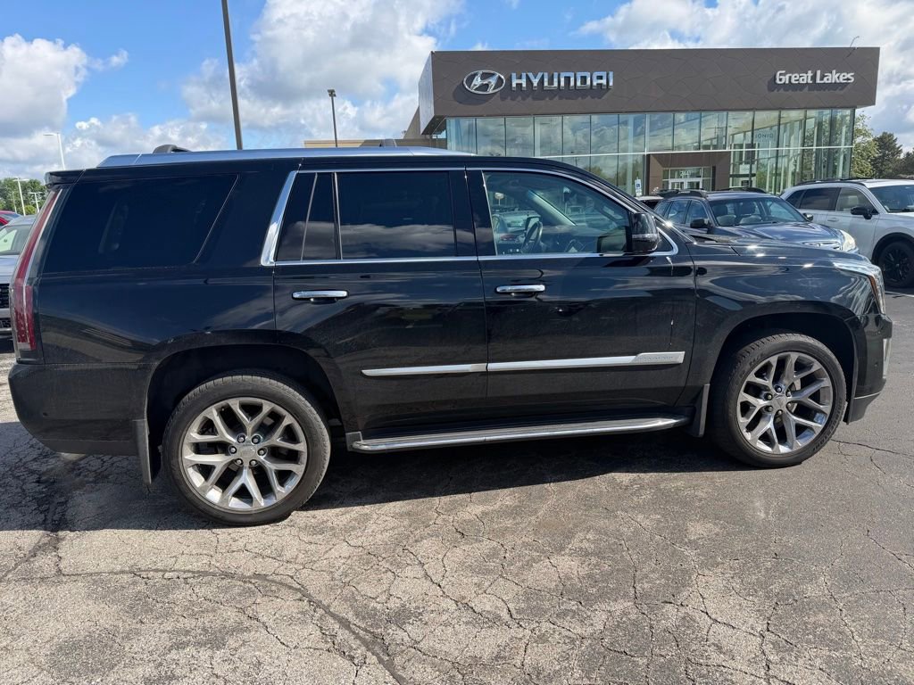 Used 2019 Cadillac Escalade Luxury AWD/4WD image 2