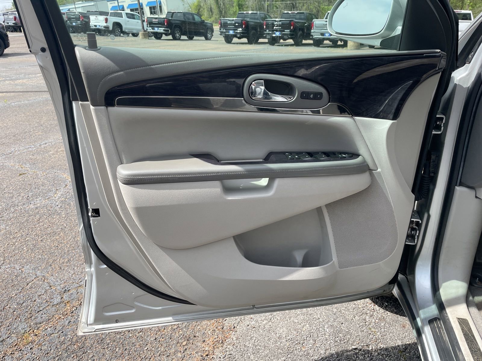 Used 2017 Buick Enclave Leather image 12