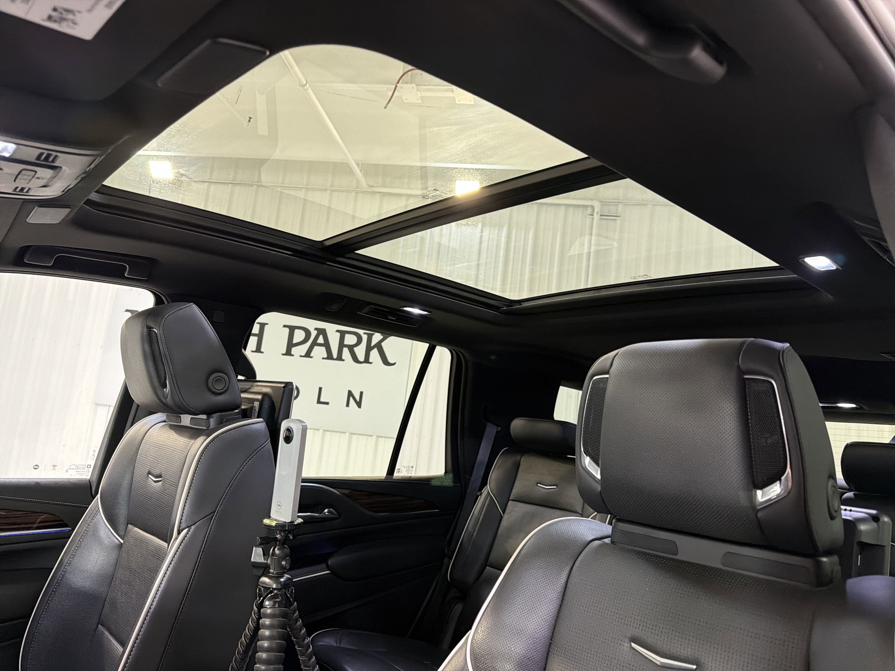 Used 2022 Cadillac Escalade Premium Luxury RWD image 24