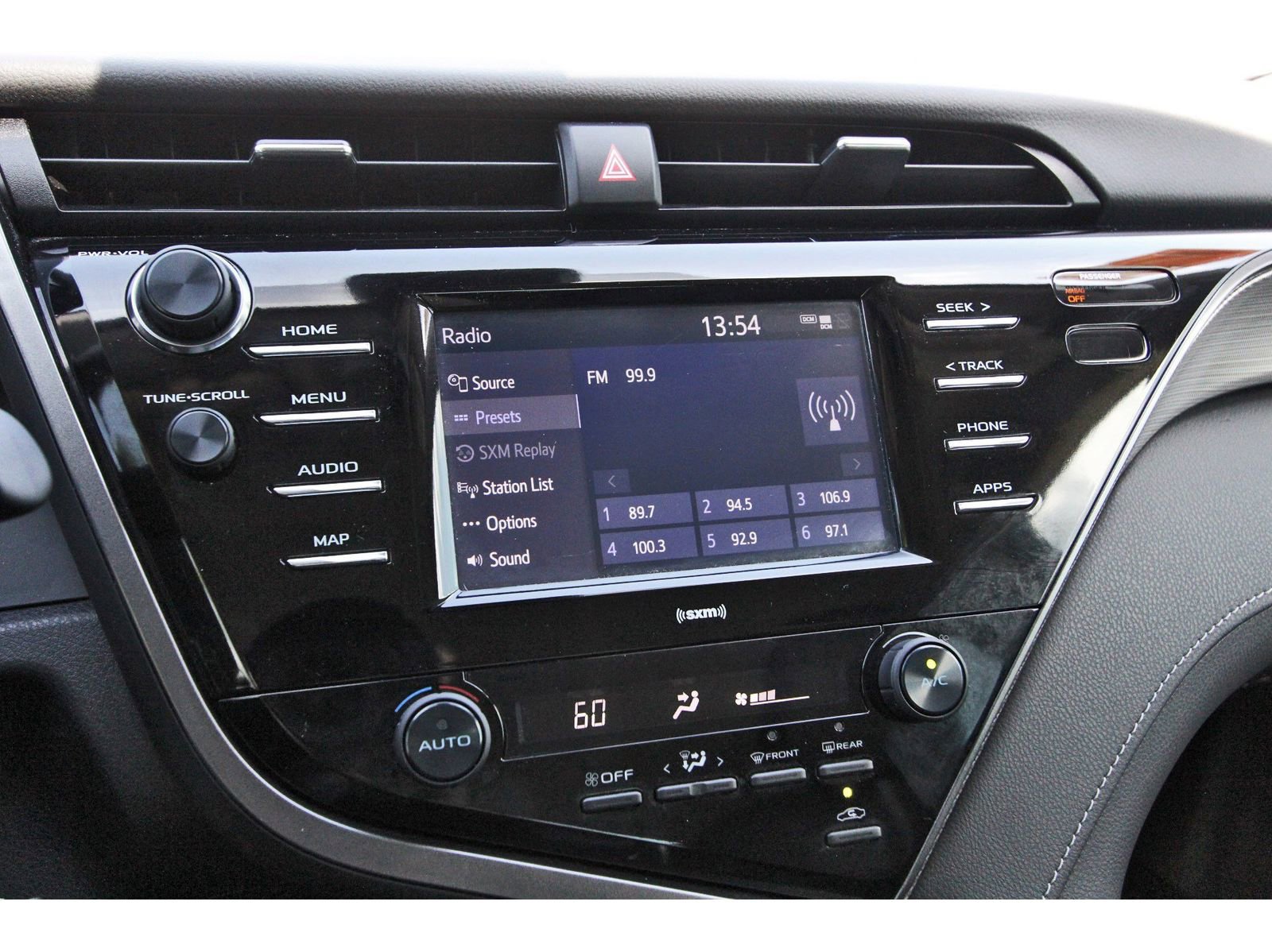 Used 2020 Toyota Camry SE image 25