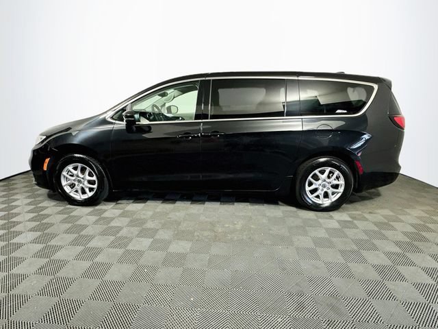Used 2023 Chrysler Pacifica Touring-L FWD image 5