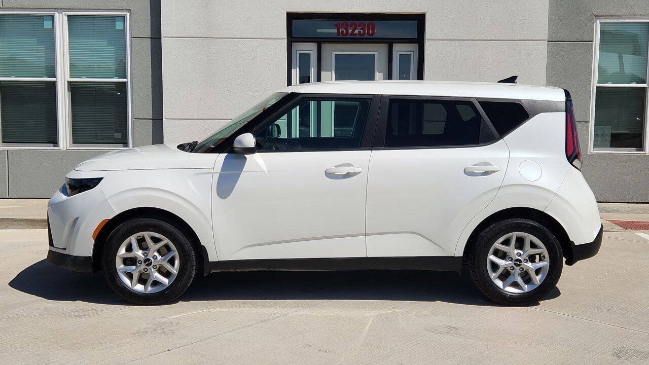 Used 2023 Kia Soul LX w/ LX Technology Package FWD image 3