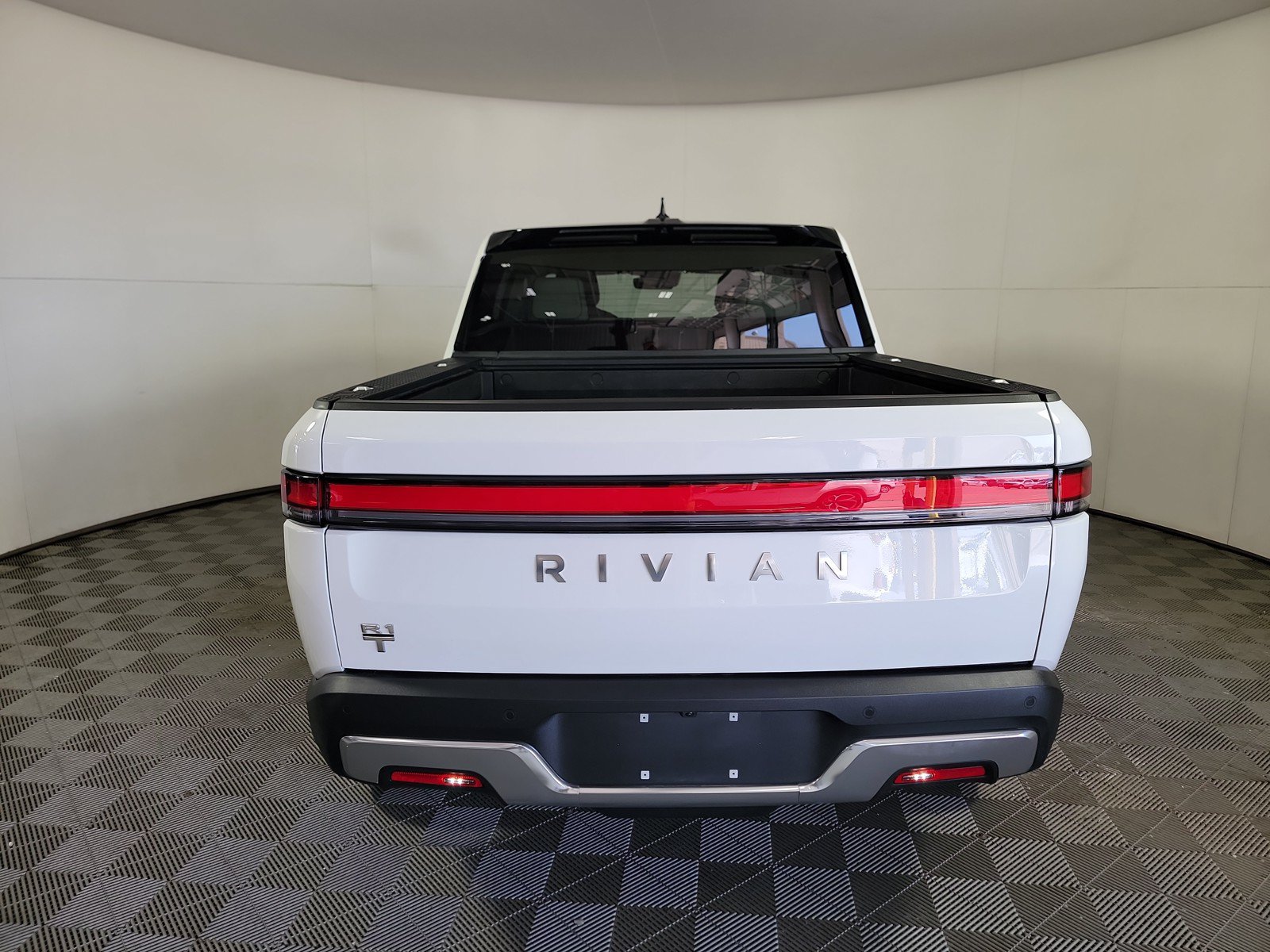 Used 2024 Rivian R1T Adventure AWD/4WD image 4