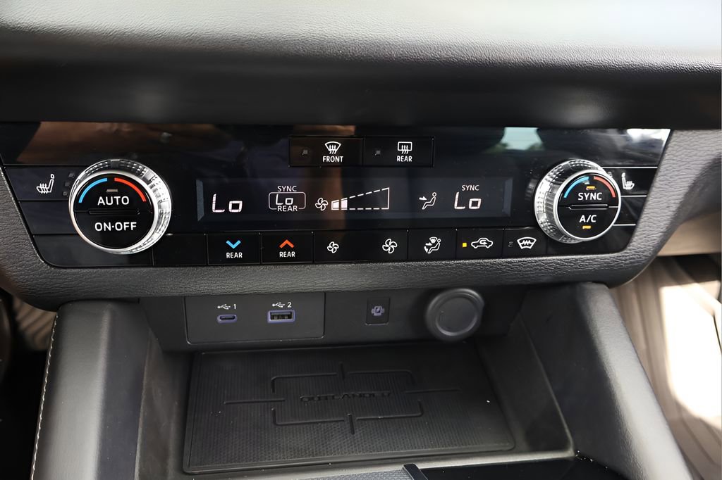 Used 2023 Mitsubishi Outlander SEL AWD/4WD image 24