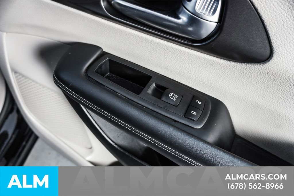 Used 2024 Chrysler Pacifica Select image 44