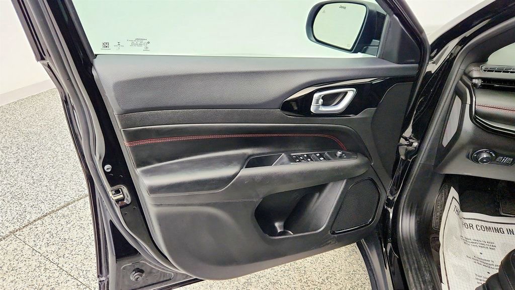 Used 2023 Jeep Compass Trailhawk image 10