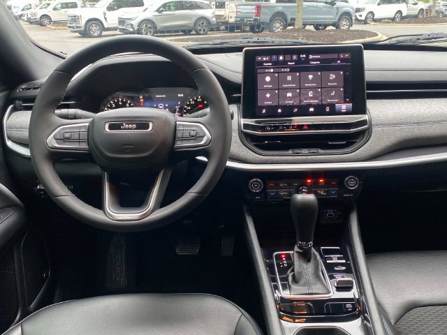 Used 2023 Jeep Compass Latitude w/ Sun and Sound Group AWD/4WD image 8