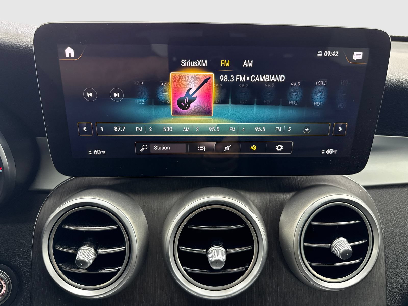 Used 2020 Mercedes-Benz GLC 300 4MATIC image 25
