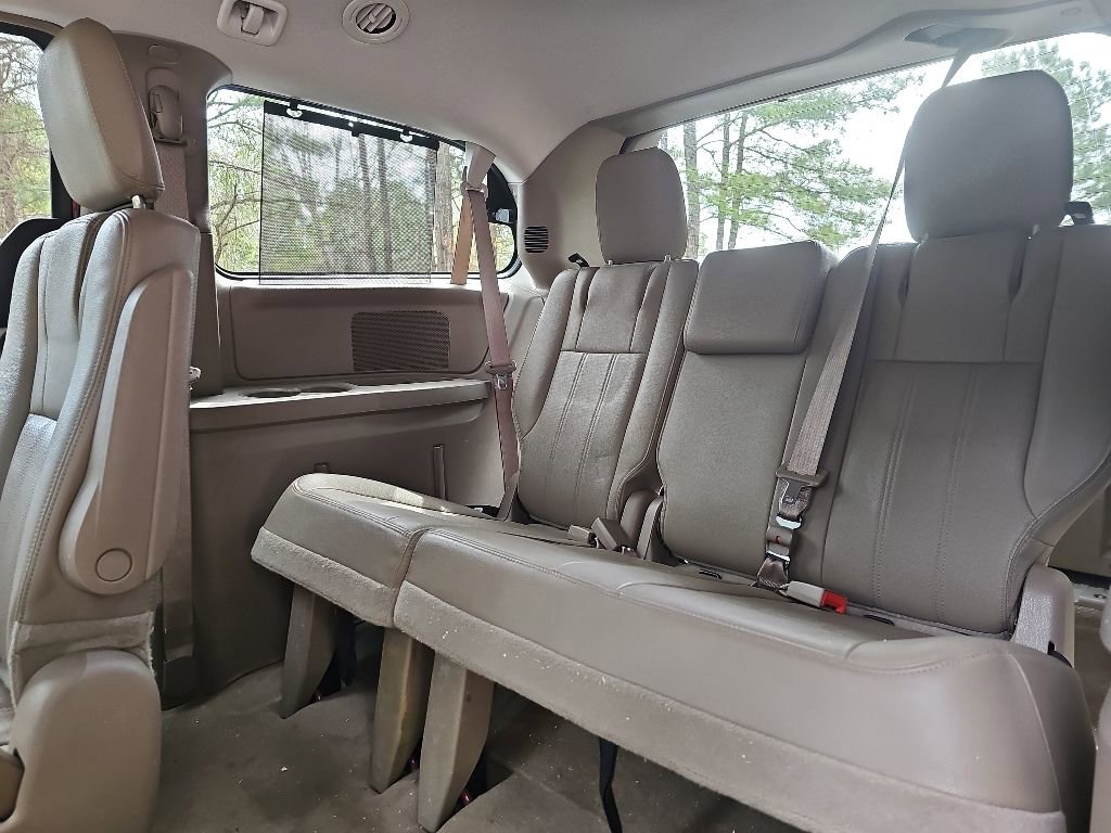 Used 2016 Chrysler Town & Country Touring-L FWD image 14