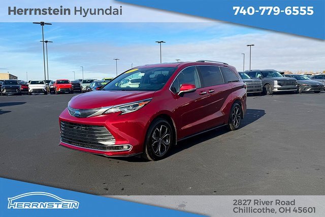 Used 2025 Toyota Sienna Platinum image 3