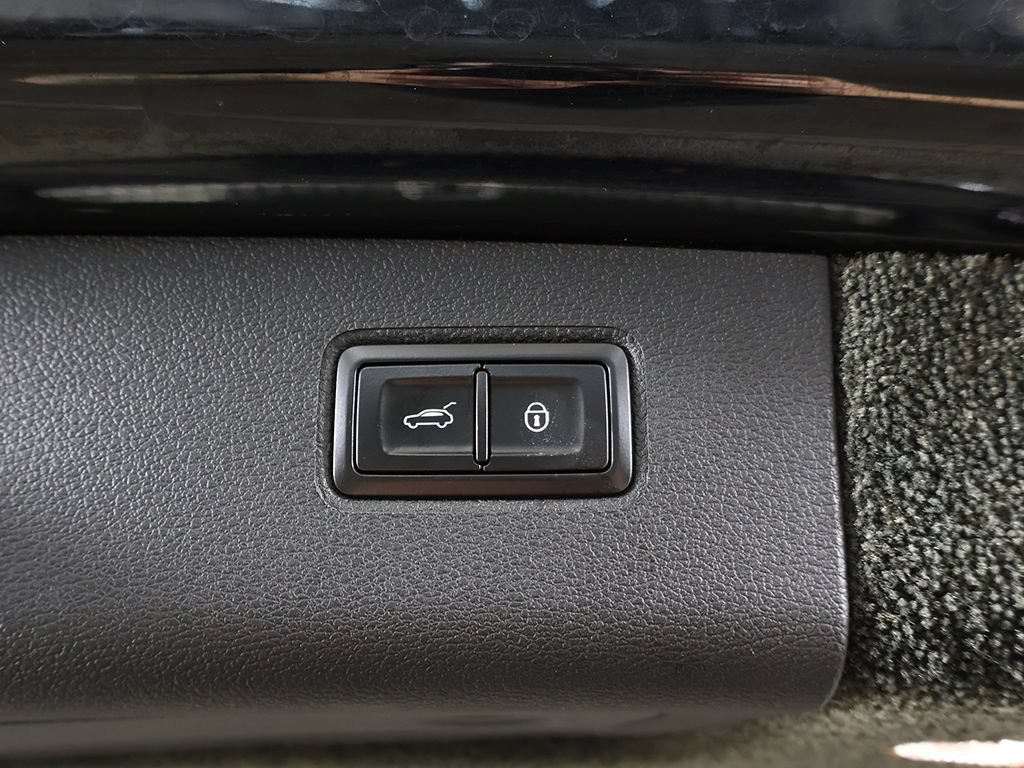 Used 2020 Bentley Bentayga Plug-In Hybrid AWD/4WD image 27