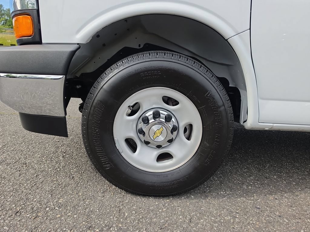 Certified 2025 Chevrolet Express 3500 LT w/ LT Preferred Equipment Group RWD image 32