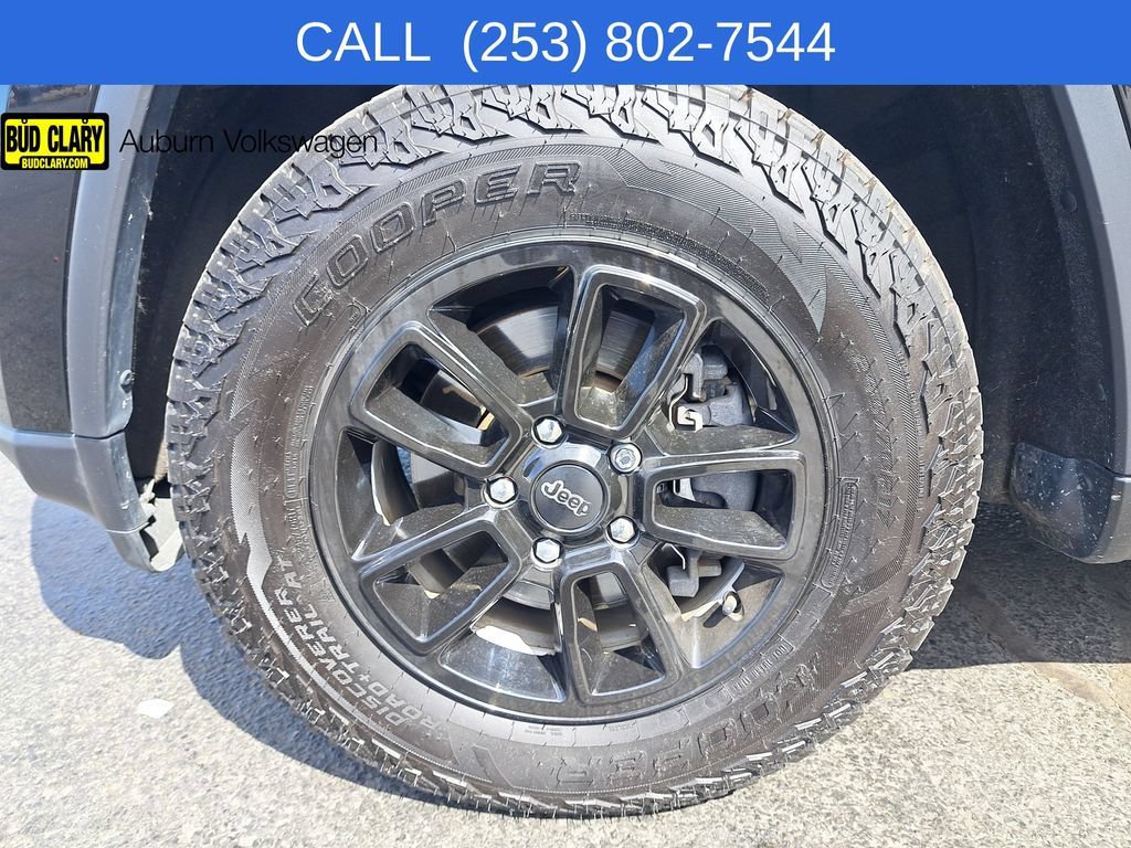 Used 2020 Jeep Grand Cherokee Laredo AWD/4WD image 29