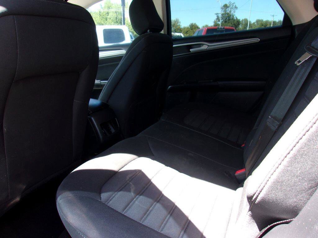 Used 2020 Ford Fusion SE image 6